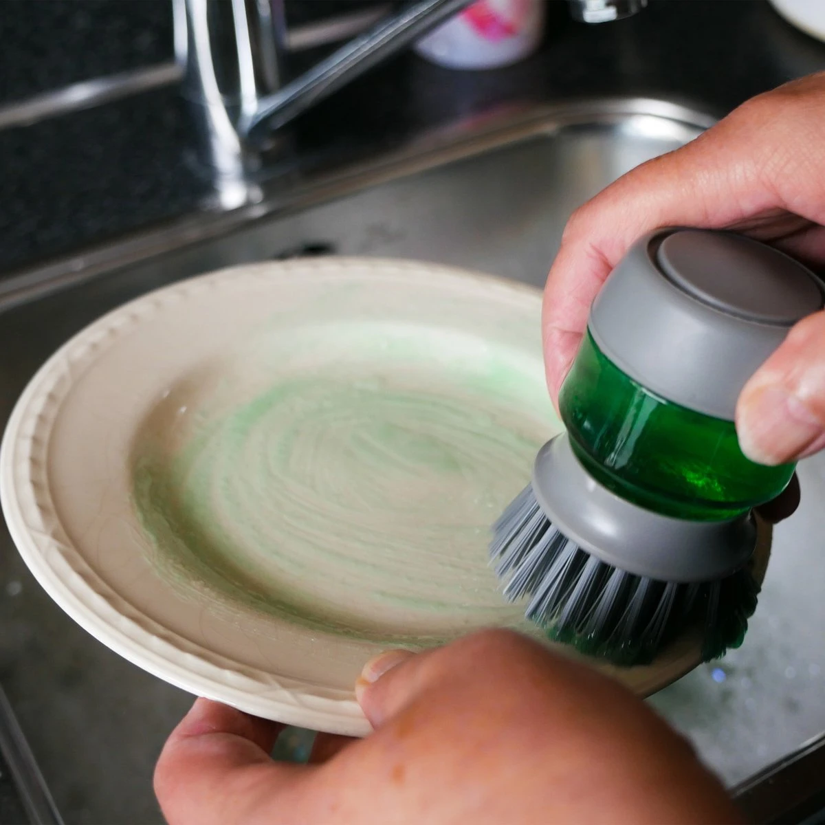 In Round Afwasborstel Met Zeepdispenser / Zeepreservoir – Inclusief Houder – Grijs – Afwas Borstel – Zeep Handborstel – Doseerpomp – Afwasmiddel Dispenser – Navulbaar 6 In Round Afwasborstel Met Zeepdispenser / Zeepreservoir – Inclusief Houder – Grijs – Afwas Borstel – Zeep Handborstel – Doseerpomp – Afwasmiddel Dispenser – Navulbaar - Afbeelding 5