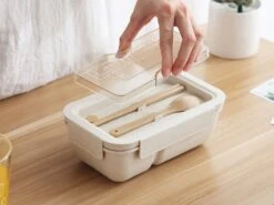 Alternative view of BentoBros® Duurzame Bento Box - Broodtrommel - Lunchtrommel - Lunchbox - Lunchset Voor Kinderen - Brooddoos - Duurzaam Hout - Inclusief Bestek - Voor Volwassenen En Kinderen - 0,85 Liter - Geschikt Voor Magnetron, Vriezer En Vaatwasser - Beige